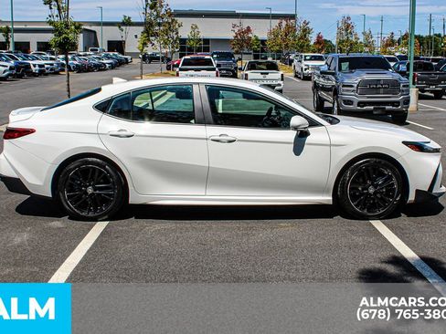 Used 2025 Toyota Camry SE image 9