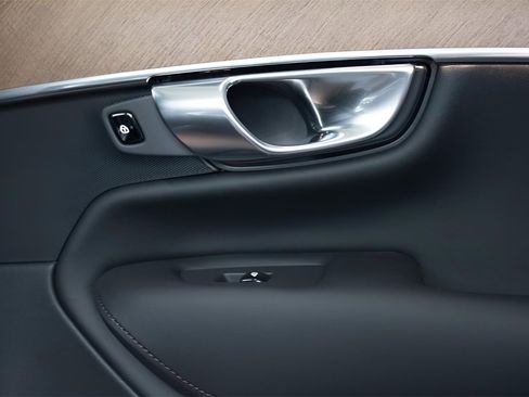 Certified 2025 Volvo XC90 T8 Plus w/ Protection Package Premier image 32