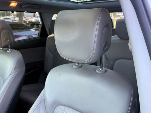 Used 2017 Hyundai Santa Fe Limited FWD image 3
