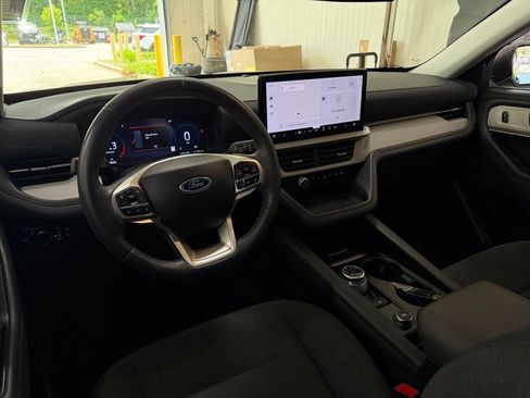 Used 2025 Ford Explorer Active AWD/4WD image 16
