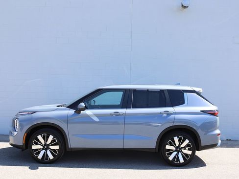 Used 2025 Mitsubishi Outlander SE image 1