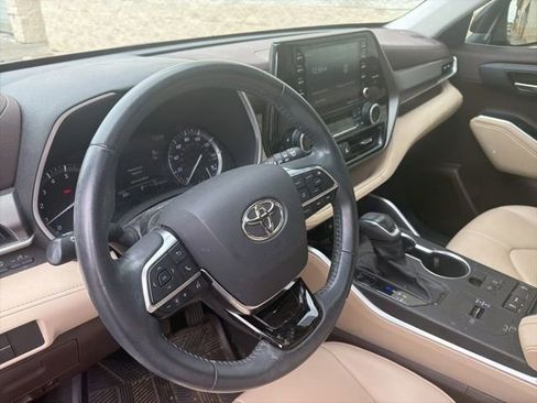 Used 2021 Toyota Highlander XLE FWD image 10