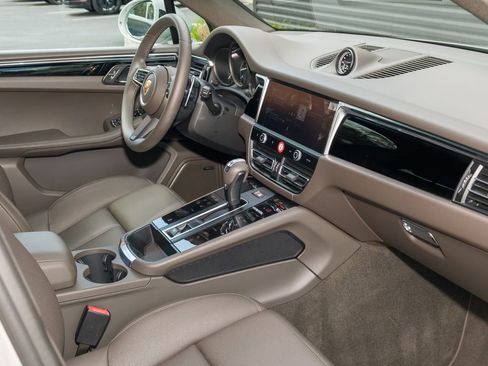 Used 2025 Porsche Macan AWD/4WD image 22