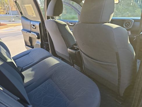 Used 2017 Toyota Tacoma TRD Sport image 11