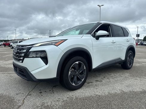 Used 2024 Nissan Rogue SV FWD image 2