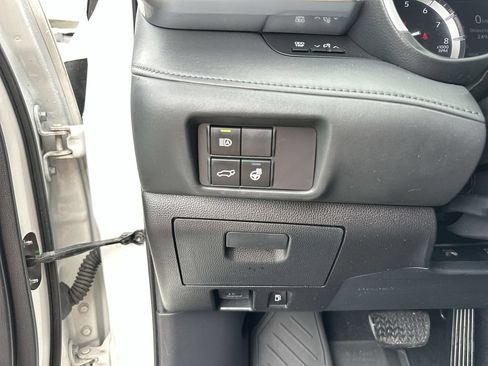 Used 2020 Toyota Highlander Limited FWD image 18