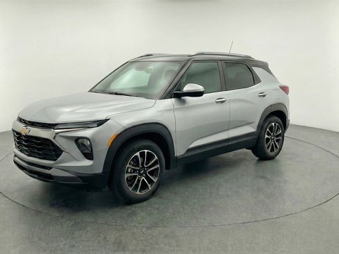 Used 2025 Chevrolet TrailBlazer LT w/ Driver Confidence Package image 3