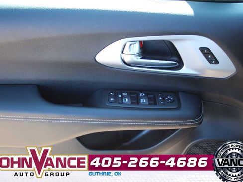 Used 2025 Chrysler Pacifica Limited image 36