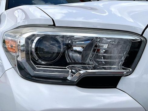 Certified 2017 Toyota Tacoma TRD Sport AWD/4WD image 35