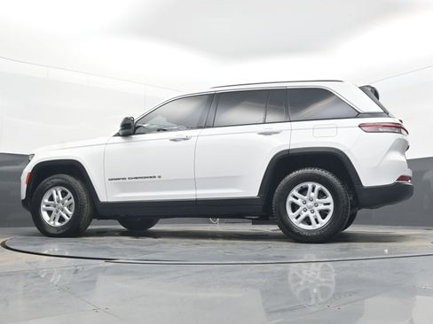 Used 2023 Jeep Grand Cherokee Laredo AWD/4WD image 26