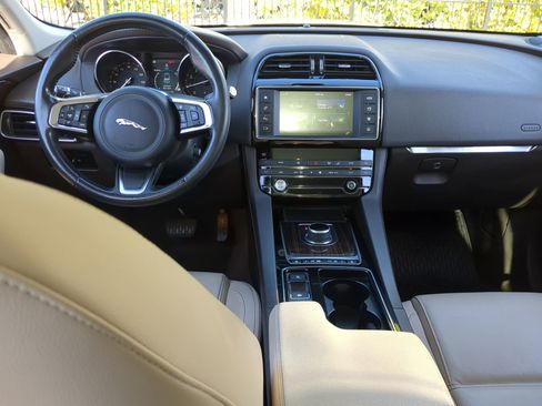 Used 2018 Jaguar F-PACE Prestige image 15