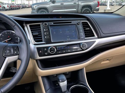 Used 2015 Toyota Highlander XLE image 6