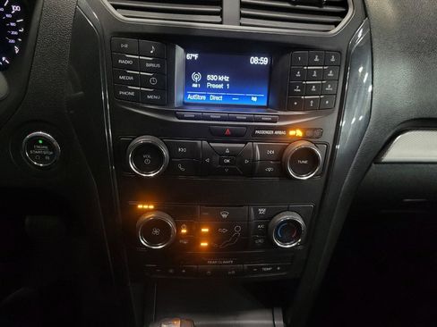 Used 2018 Ford Explorer XLT image 25
