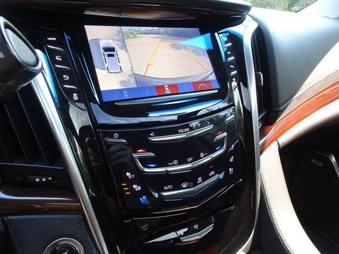 Used 2020 Cadillac Escalade Luxury AWD/4WD image 17