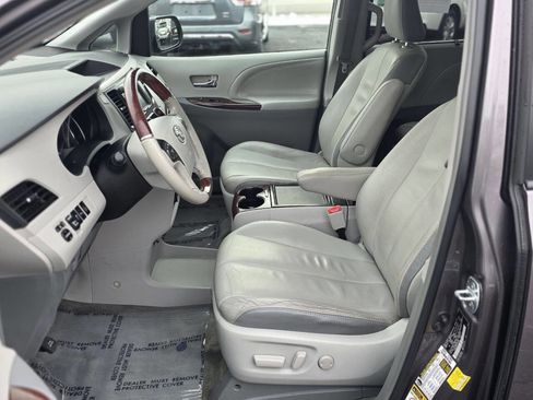 Used 2014 Toyota Sienna Limited image 8
