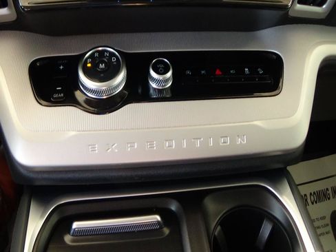 Used 2025 Ford Expedition Active AWD/4WD image 28