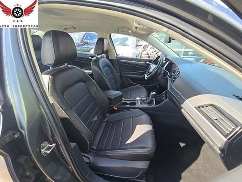 Used 2022 Volkswagen Jetta SE image 3