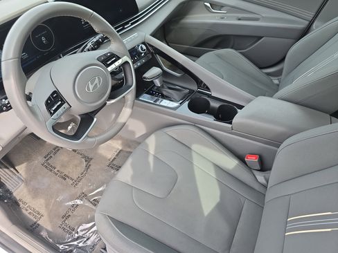 Used 2025 Hyundai Elantra SEL image 16