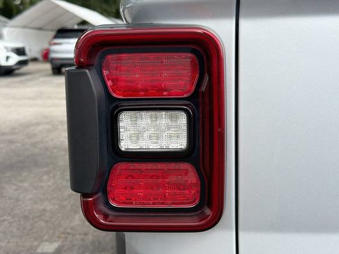 Used 2022 Jeep Gladiator Overland AWD/4WD image 10