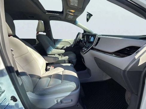 Used 2015 Toyota Sienna XLE image 17