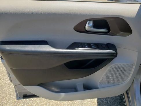 Used 2017 Chrysler Pacifica Touring-L w/ Tire & Wheel Group FWD image 11
