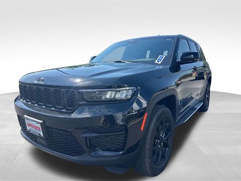 Used 2025 Jeep Grand Cherokee Altitude AWD/4WD image 3