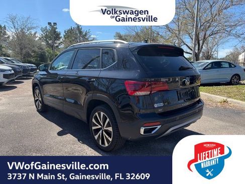 Certified 2024 Volkswagen Taos SE image 4