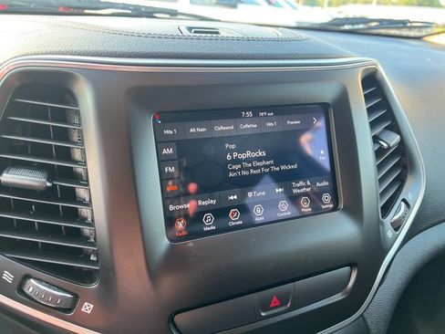 Used 2019 Jeep Cherokee Latitude w/ Cold Weather Group AWD/4WD image 17