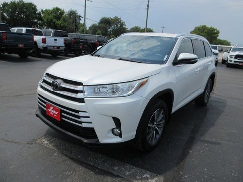 Used 2019 Toyota Highlander XLE AWD/4WD image 12