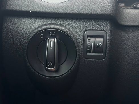 Used 2017 Volkswagen Tiguan Limited w/ Alloy Wheels Package FWD image 19