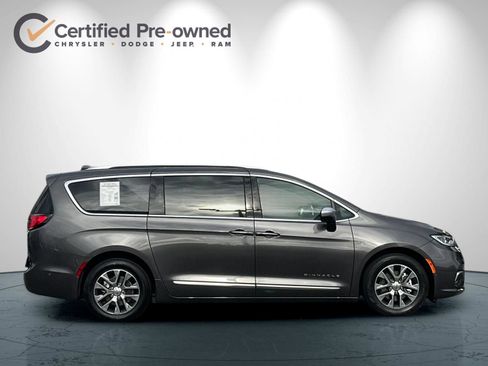 Used 2023 Chrysler Pacifica Pinnacle FWD image 3