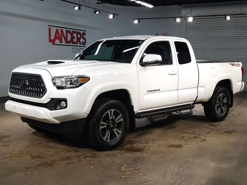 Used 2019 Toyota Tacoma TRD Sport AWD/4WD image 3