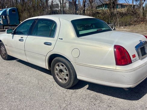 Used 2000 Lincoln Town Car Signature image 9