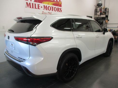 Used 2022 Toyota Highlander Limited image 7