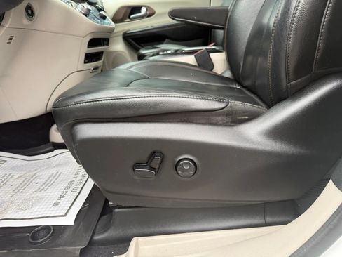 Used 2018 Chrysler Pacifica Touring-L Plus w/ Advanced Safetytec Group FWD image 24