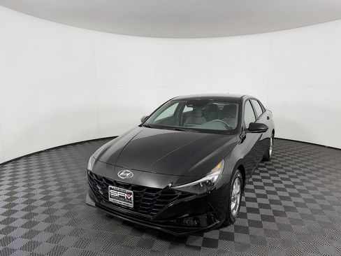 Used 2022 Hyundai Elantra SE FWD image 3