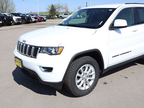 Used 2022 Jeep Grand Cherokee Laredo E AWD/4WD image 3