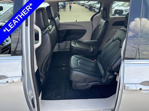 Used 2023 Chrysler Pacifica Touring-L FWD image 6