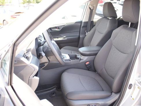 Used 2024 Toyota RAV4 XLE AWD/4WD image 9