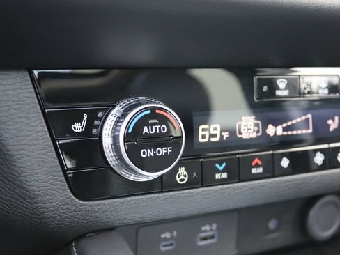 Used 2025 Mitsubishi Outlander 4WD Plug-In Hybrid image 6