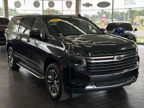Used 2024 Chevrolet Suburban LT w/ Luxury Package AWD/4WD image 1