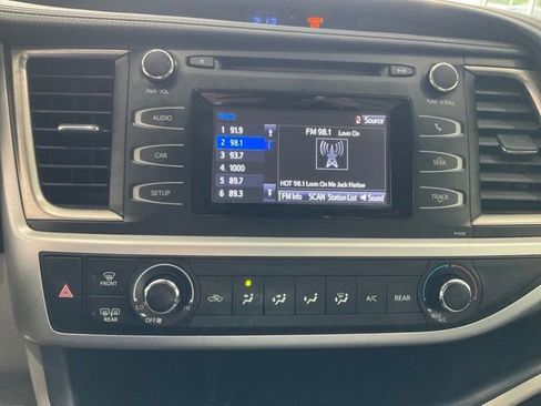 Used 2018 Toyota Highlander LE FWD image 13