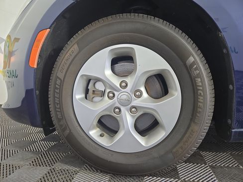 Used 2017 Chrysler Pacifica LX w/ Tire & Wheel Group FWD image 35