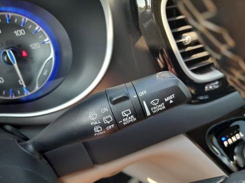 Used 2023 Chrysler Pacifica Touring-L FWD image 17