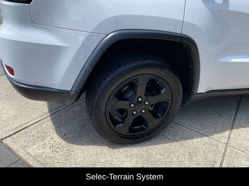 Used 2019 Jeep Grand Cherokee Laredo image 14