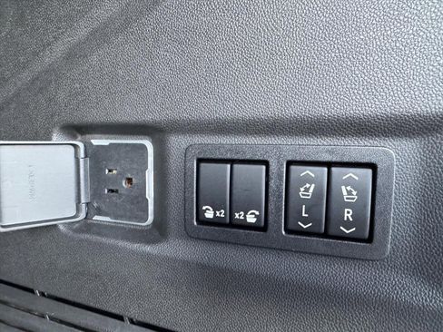 Used 2021 GMC Yukon Denali w/ Denali Premium Package image 12