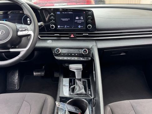 Used 2021 Hyundai Elantra SEL w/ Convenience Package FWD image 3