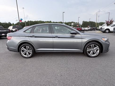 Used 2024 Volkswagen Jetta SE FWD image 4