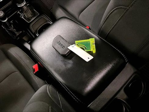 Used 2020 Jeep Wrangler Unlimited Sahara image 33