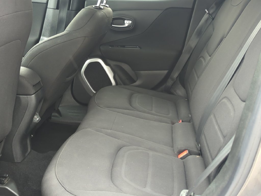 Used 2018 Jeep Renegade Latitude FWD image 19